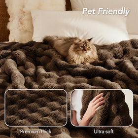 L'AGRATY easy-care blanket is machine washable for simple maintenance.