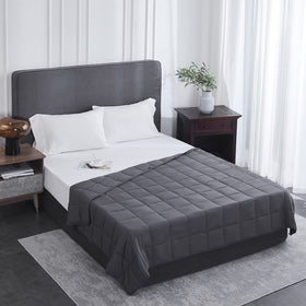 L'AGRATY blanket shows evenly distributed glass beads for steady weight.