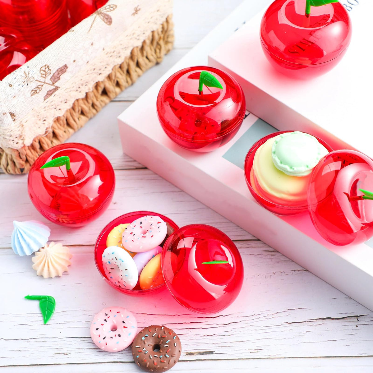 Lallisa apple container with lid and insertable leaf for easy assembly.
