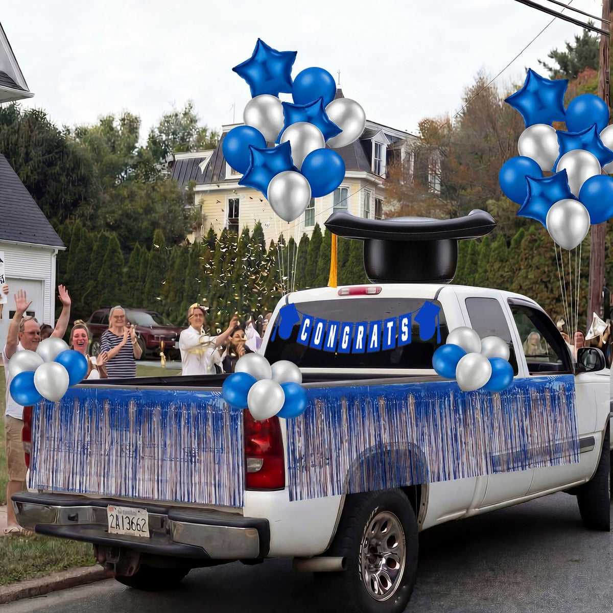 LaRandom metallic balloons in gold, black, silver, blue for festive effect