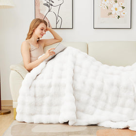 Latepis bubble faux fur blanket highlights warm bubble texture for cozy lounging.