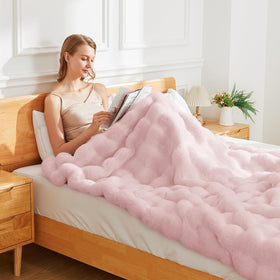 Latepis pink faux fur throw gift-ready packaging communicates thoughtful warmth.