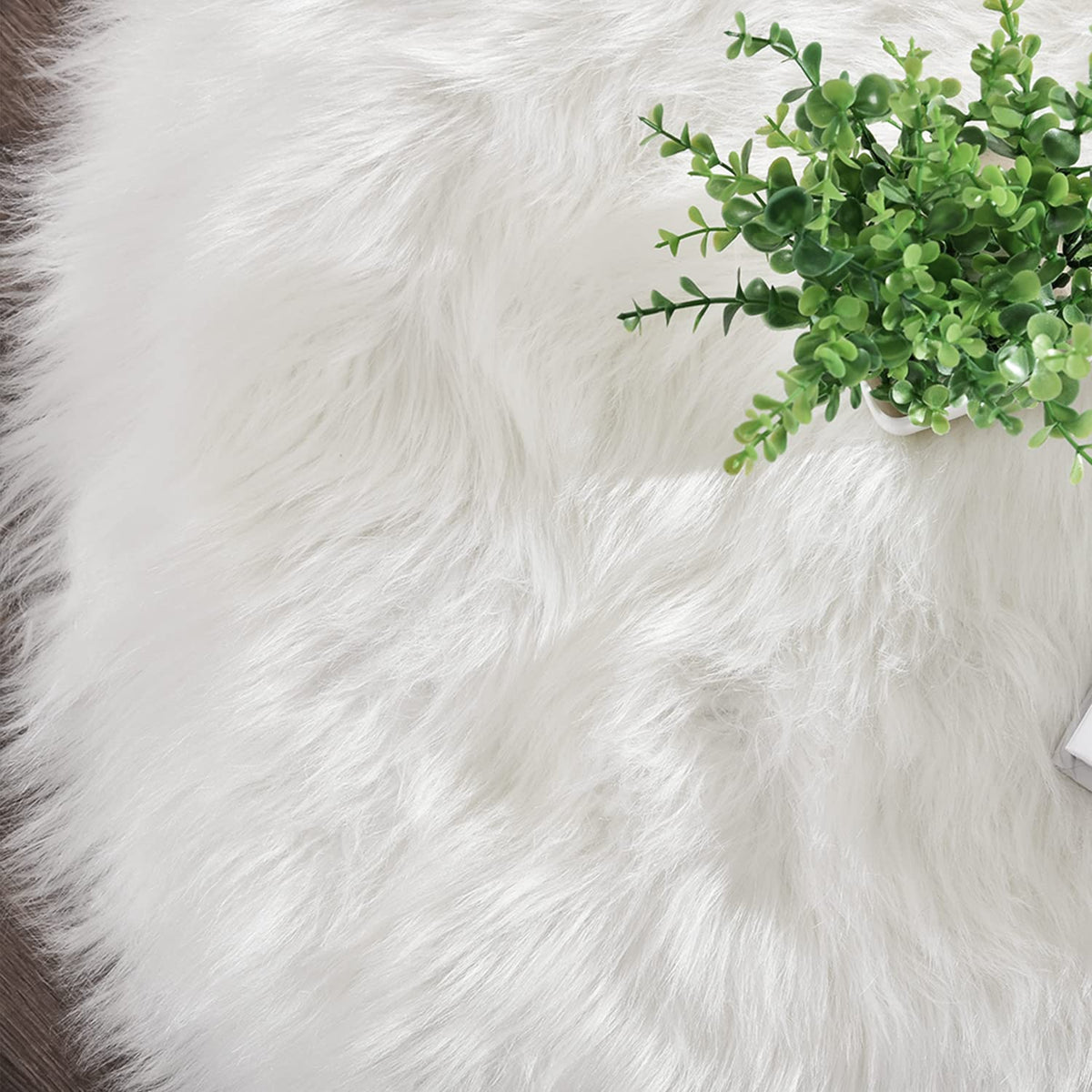 Latepis White Round Rug 3ft diameter for versatile room layouts.
