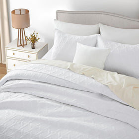 Lavsiry all-season lightweight quilt suitable for summer or layered warmth.