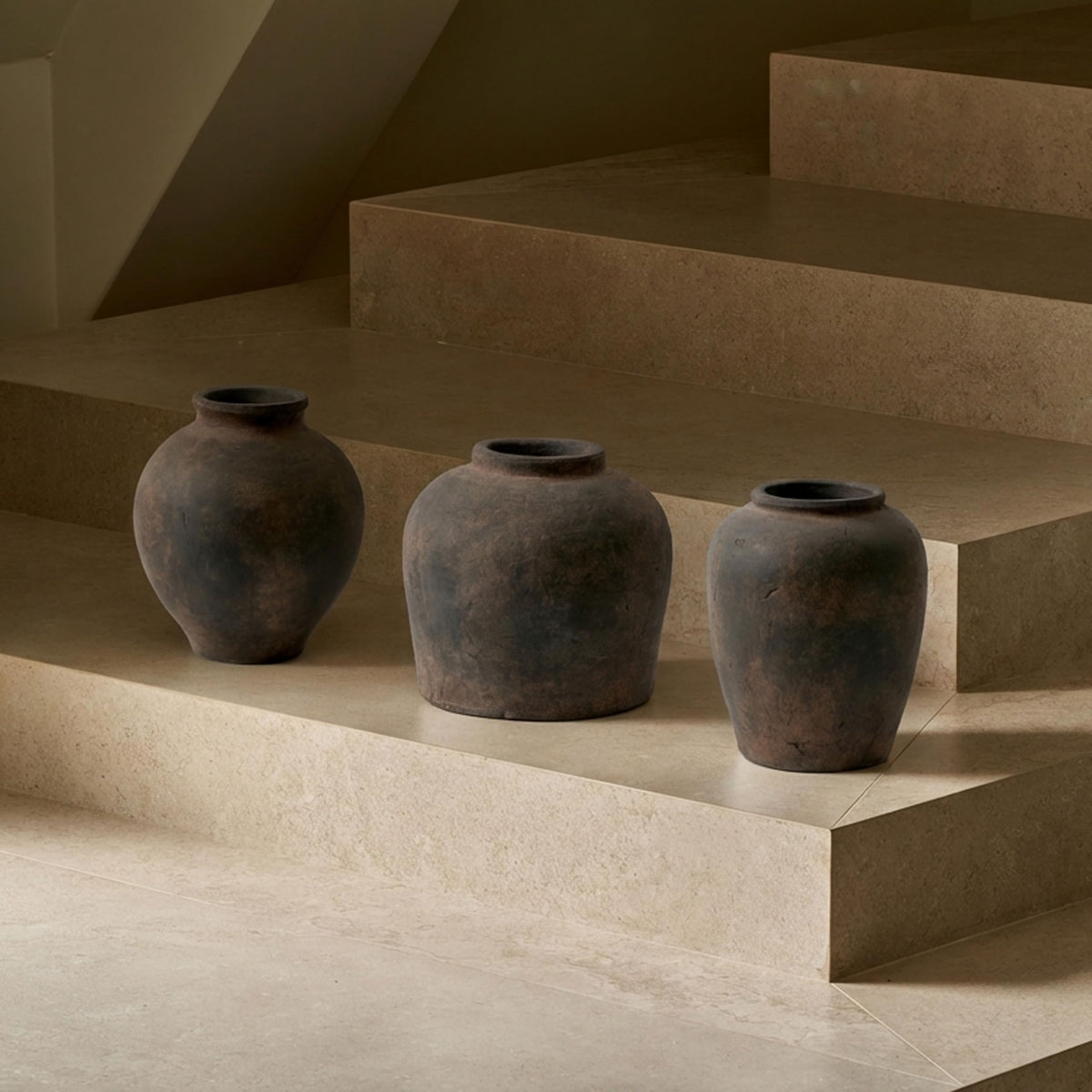 LB2 premium ceramic vase with flowers demonstrates versatile indoor display.
