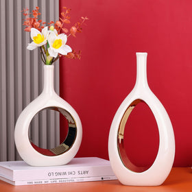 LCCCK vase arrangement accents a stylish shelvescape or dining table.