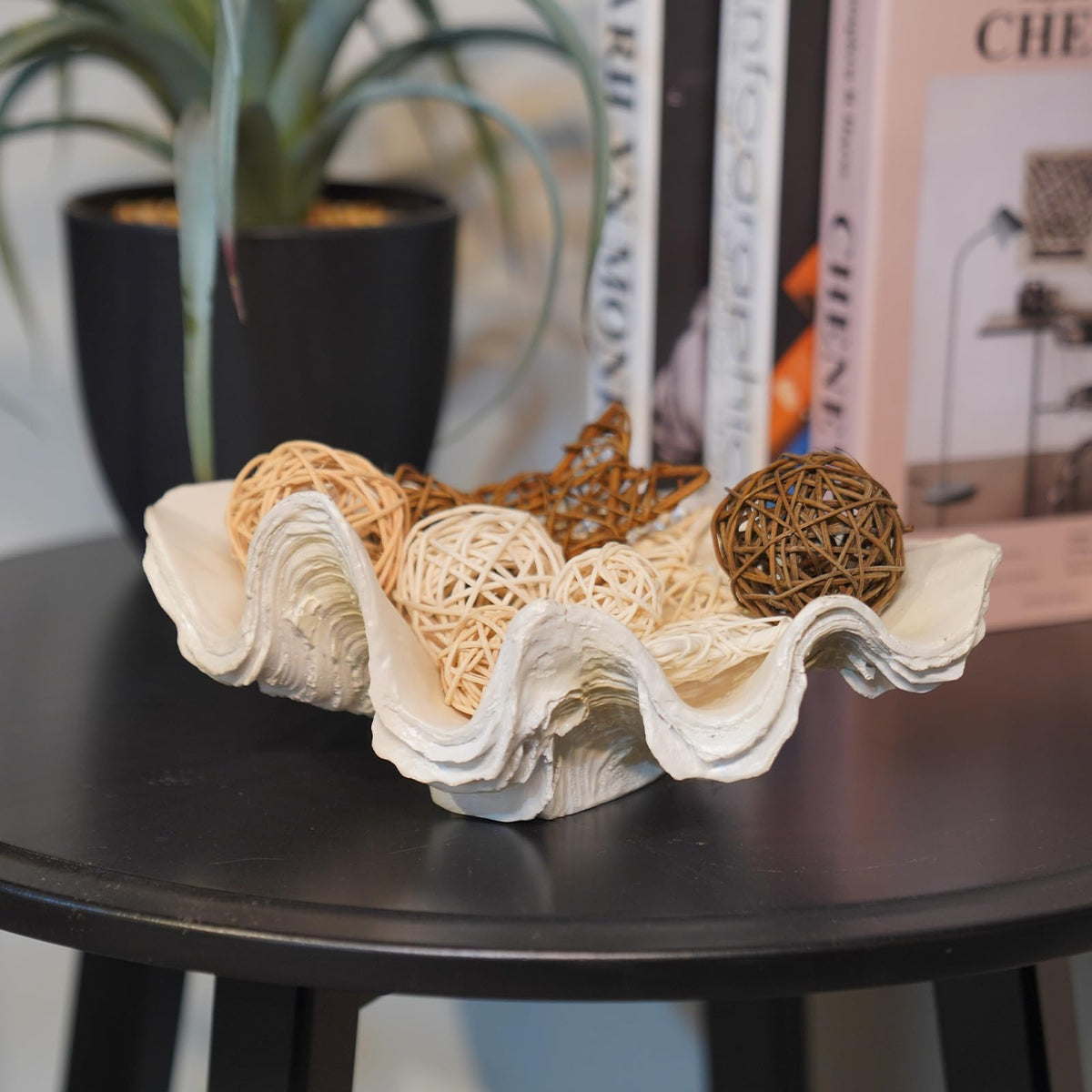 LCdecohome shell bowl doubles as a key holder for entryways.