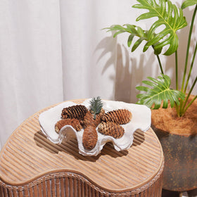 LCdecohome ocean-themed shell bowl enhances living room ambiance with nautical flair.
