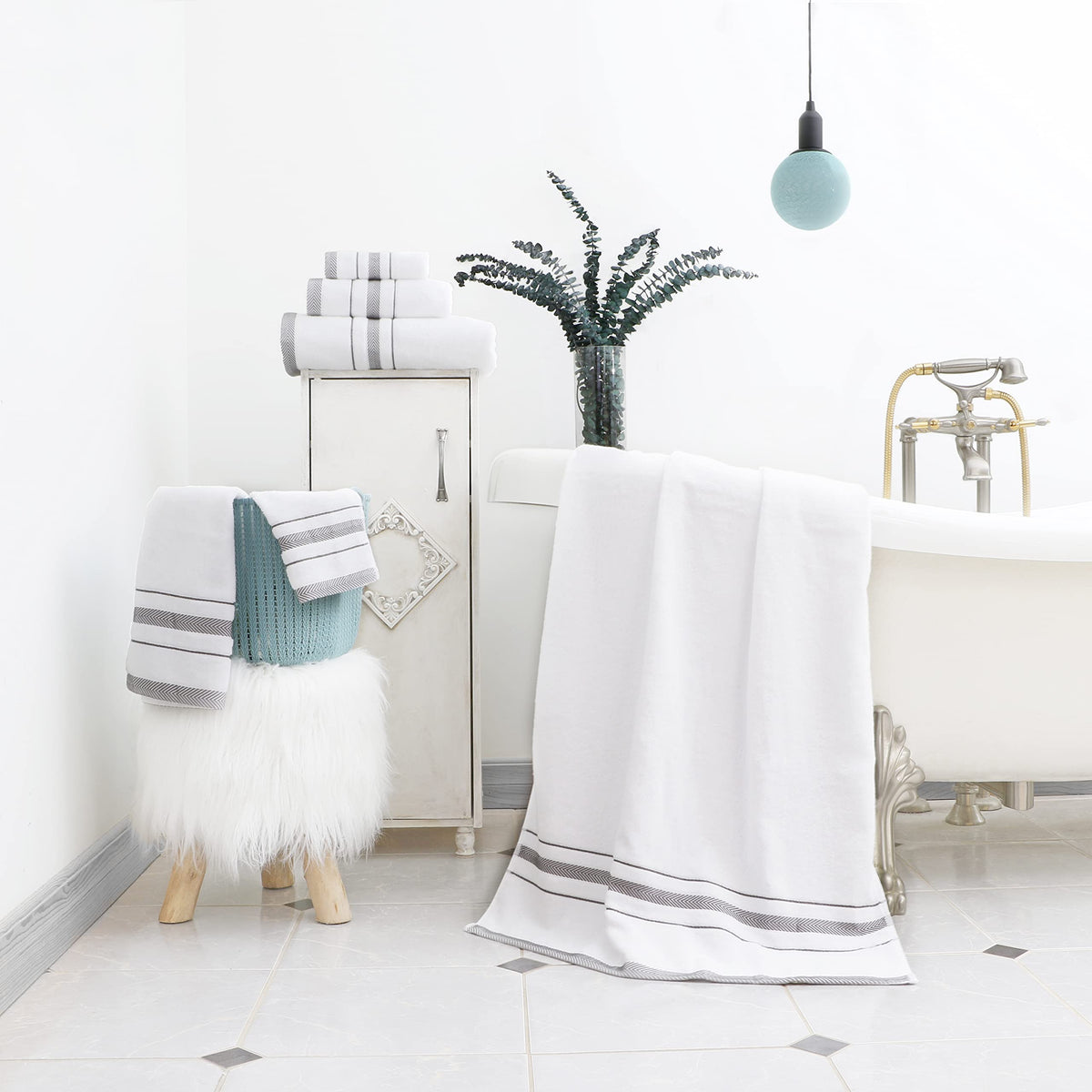 Le fil blanc bath towel close up highlights plush 600gsm cotton