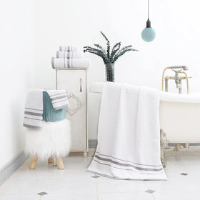 Le fil blanc bath towel close up highlights plush 600gsm cotton