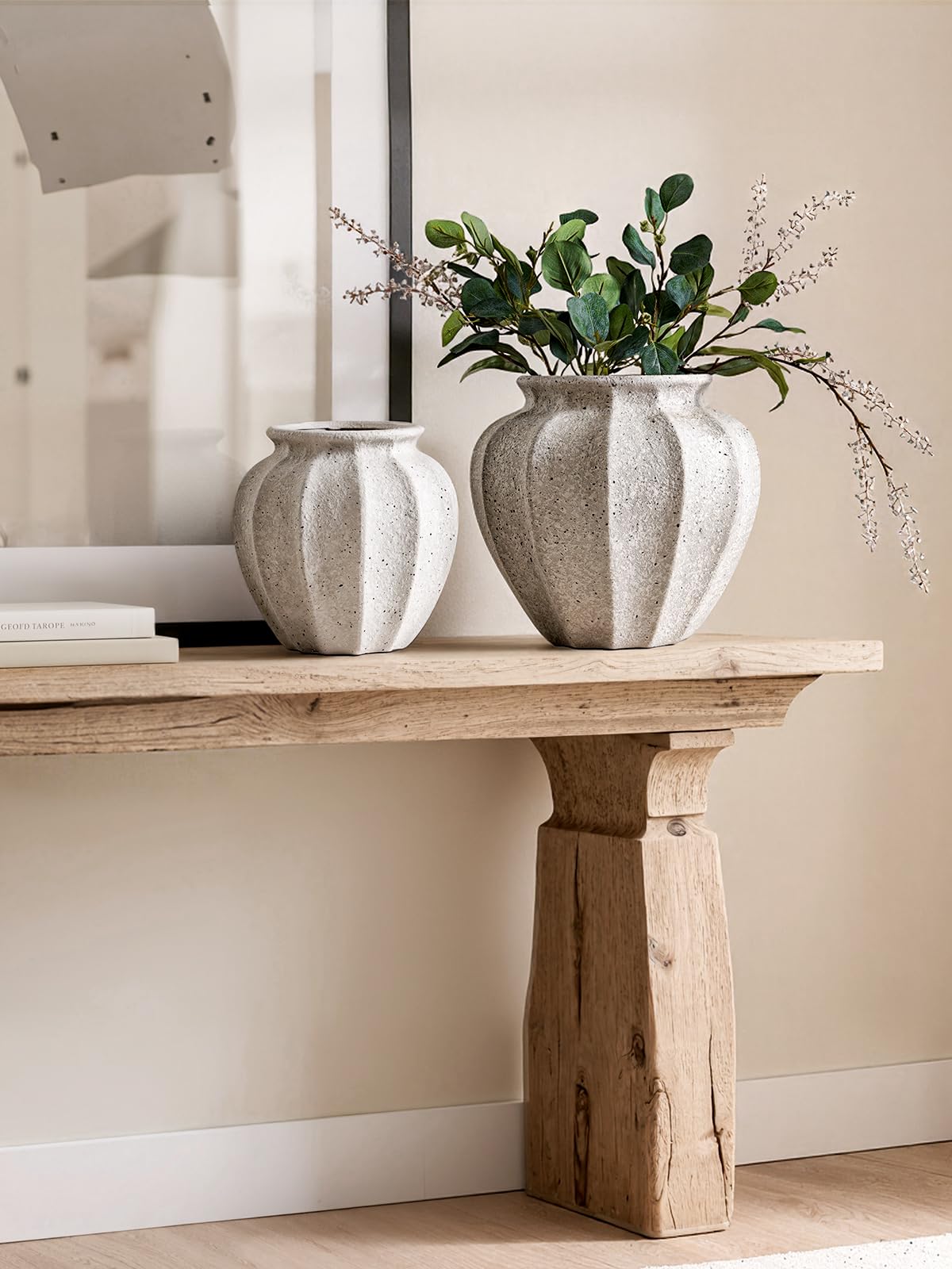 LE TAUCI vase anchors pampas grass with a stable base.
