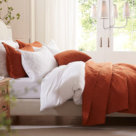 Close-up of soft microfiber from LEAONME king quilt for gentle comfort