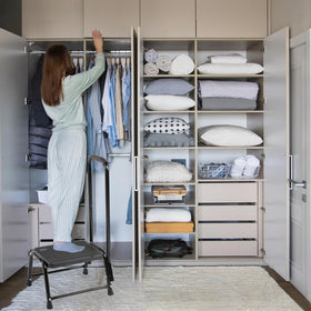 Leekpai step stool with handrail provides extra balance for seniors