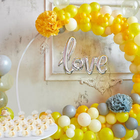 Leelosp bee-themed favors enhance table decor and guest experience