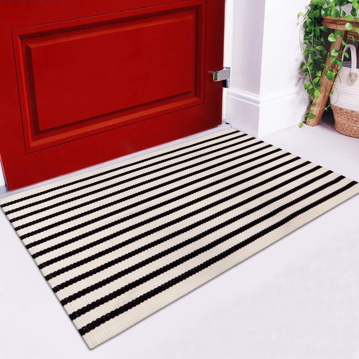 LEEVAN washable doormat in hallway shows easy-care routine.