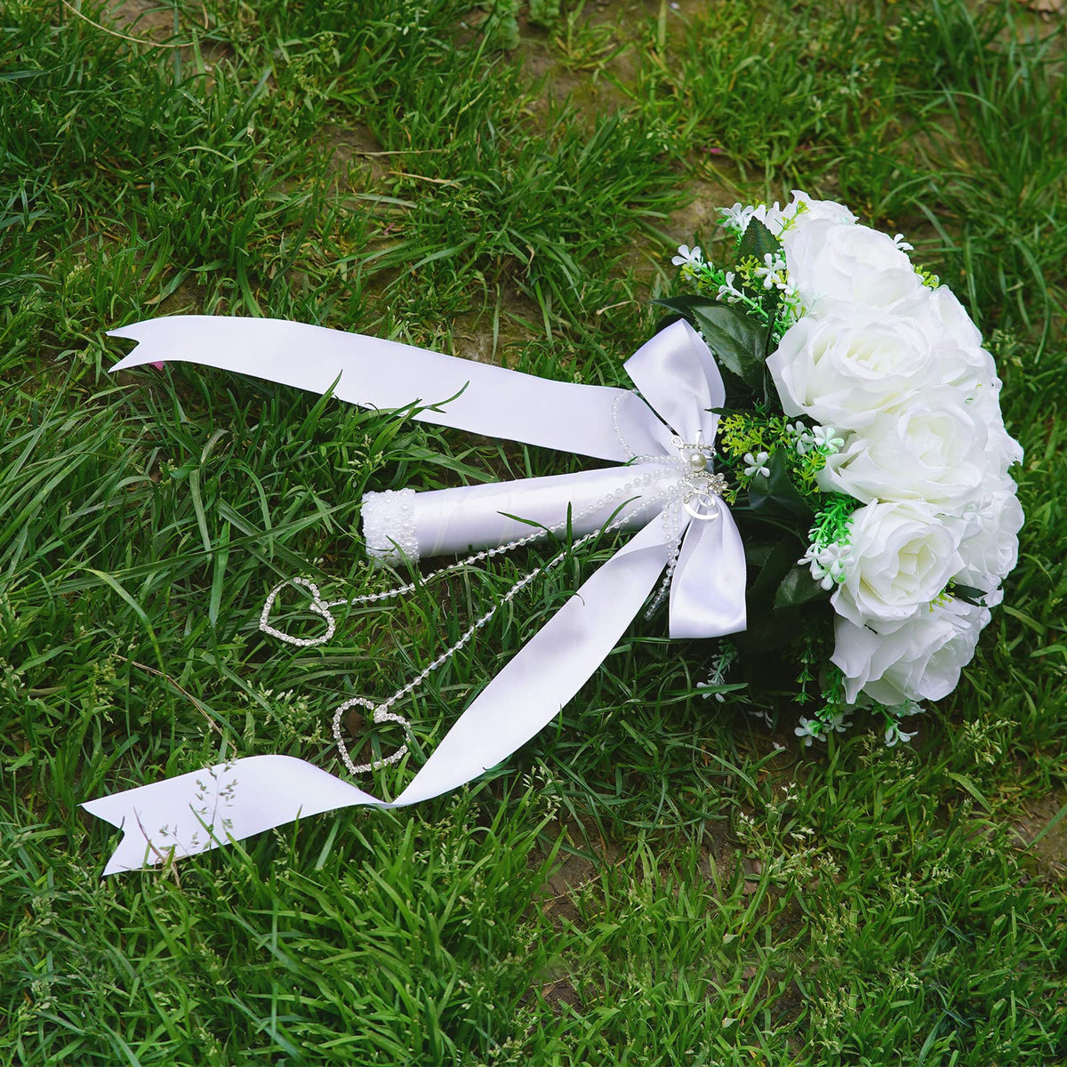 LEIFENY 18-rose bridal bouquet creates lush ceremony centerpiece