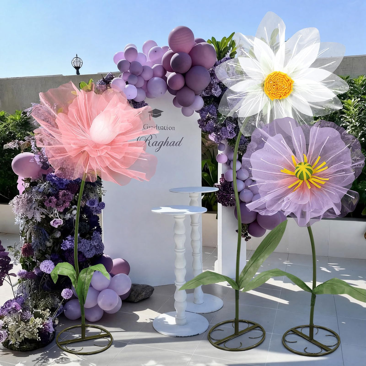 Leinuosen bendable flower rod enables flexible, natural arrangements.