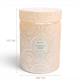 LEOBEN Vanilla Noir candle close-up showing wax pour for cozy evenings.