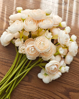 Letjolt Ranunculus petals mimic real blooms for timeless table decor.