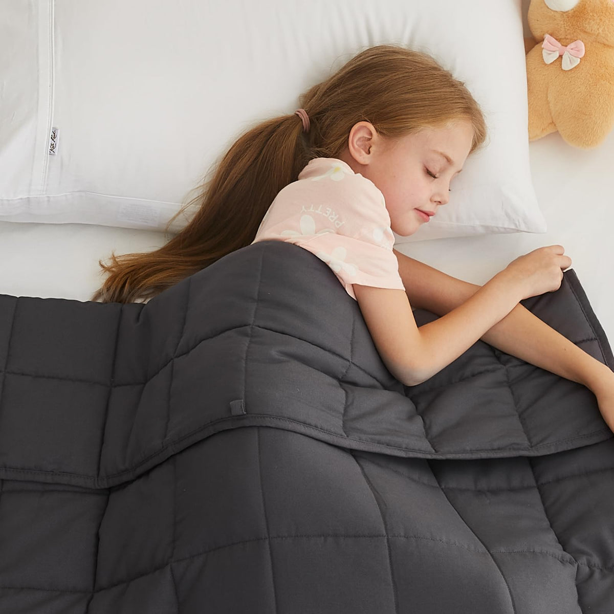 L'AGRATY kids weighted blanket on bed showing 40x60 size and even weight feel