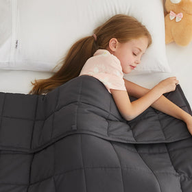 L'AGRATY kids weighted blanket on bed showing 40x60 size and even weight feel