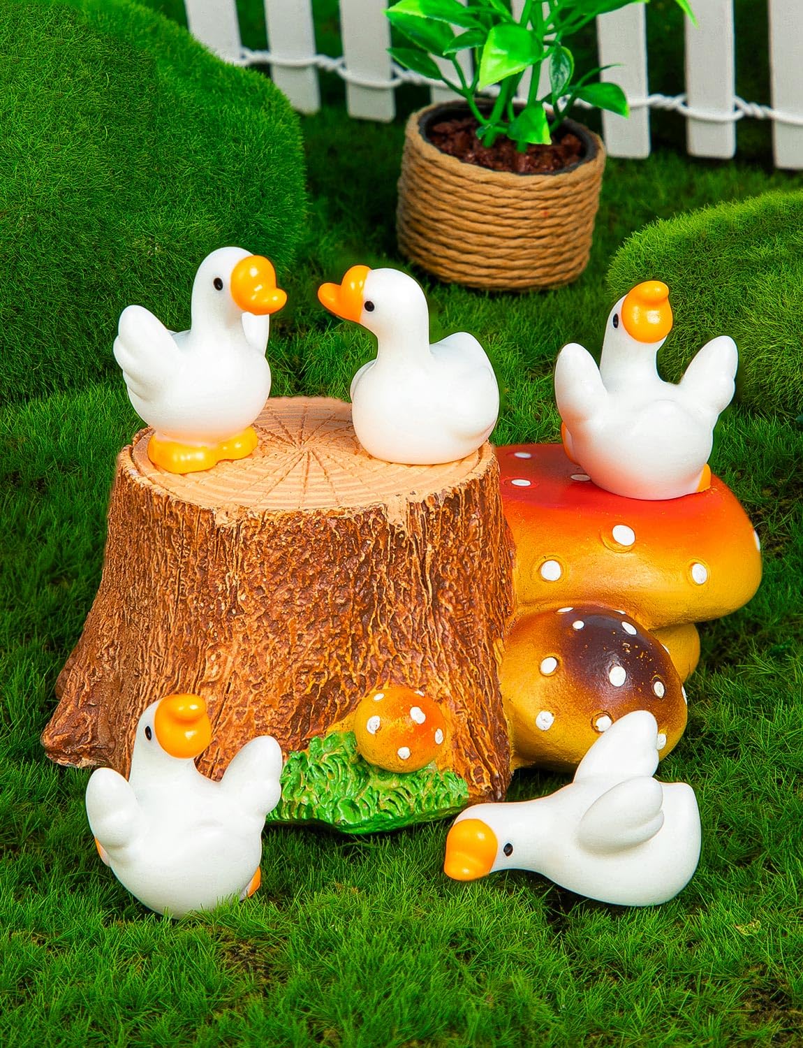 LHSYFBZ goose figurine aquarium-decor complements aquatic mini landscapes.