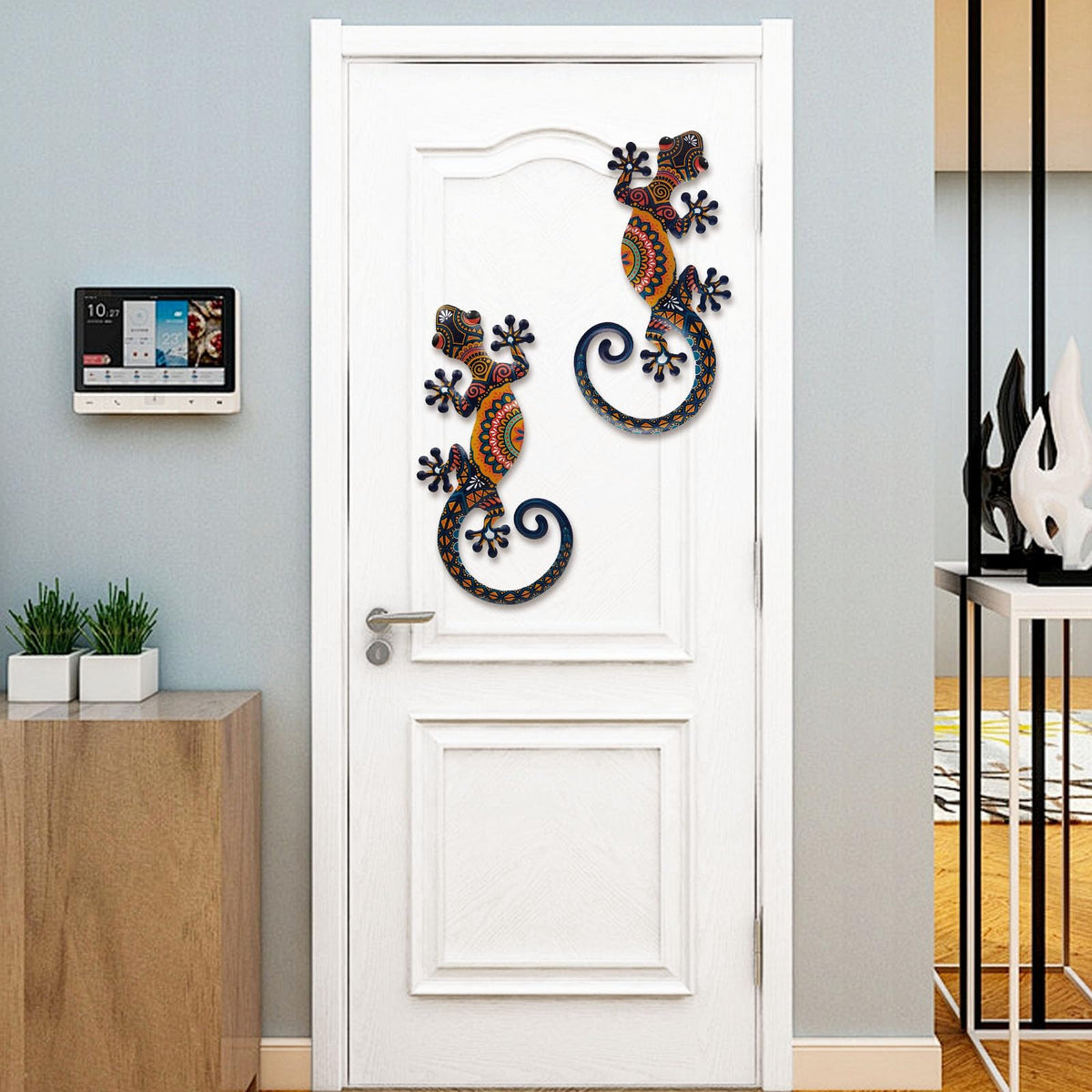 LIFFY gecko wall art is easy to hang from a fence or porch