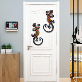LIFFY gecko wall art is easy to hang from a fence or porch