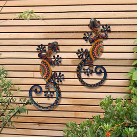 LIFFY metal gecko wall art measures 15.2 x 7.5 x 0.6 inches, versatile placement
