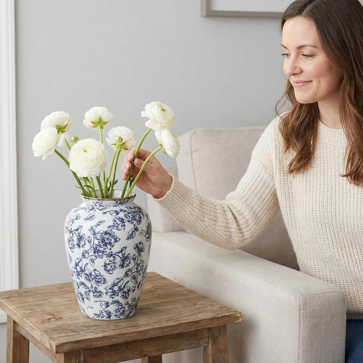 Liiusgelad tulips and willows display vase, suitable for fresh blooms.