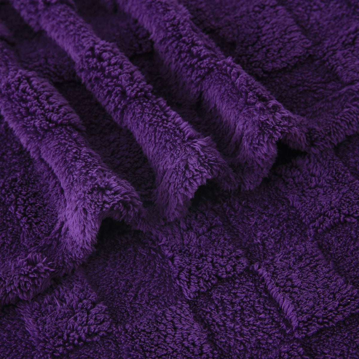 Linecooo Deep Purple fleece throw packaging indicates easy care and gift readiness.