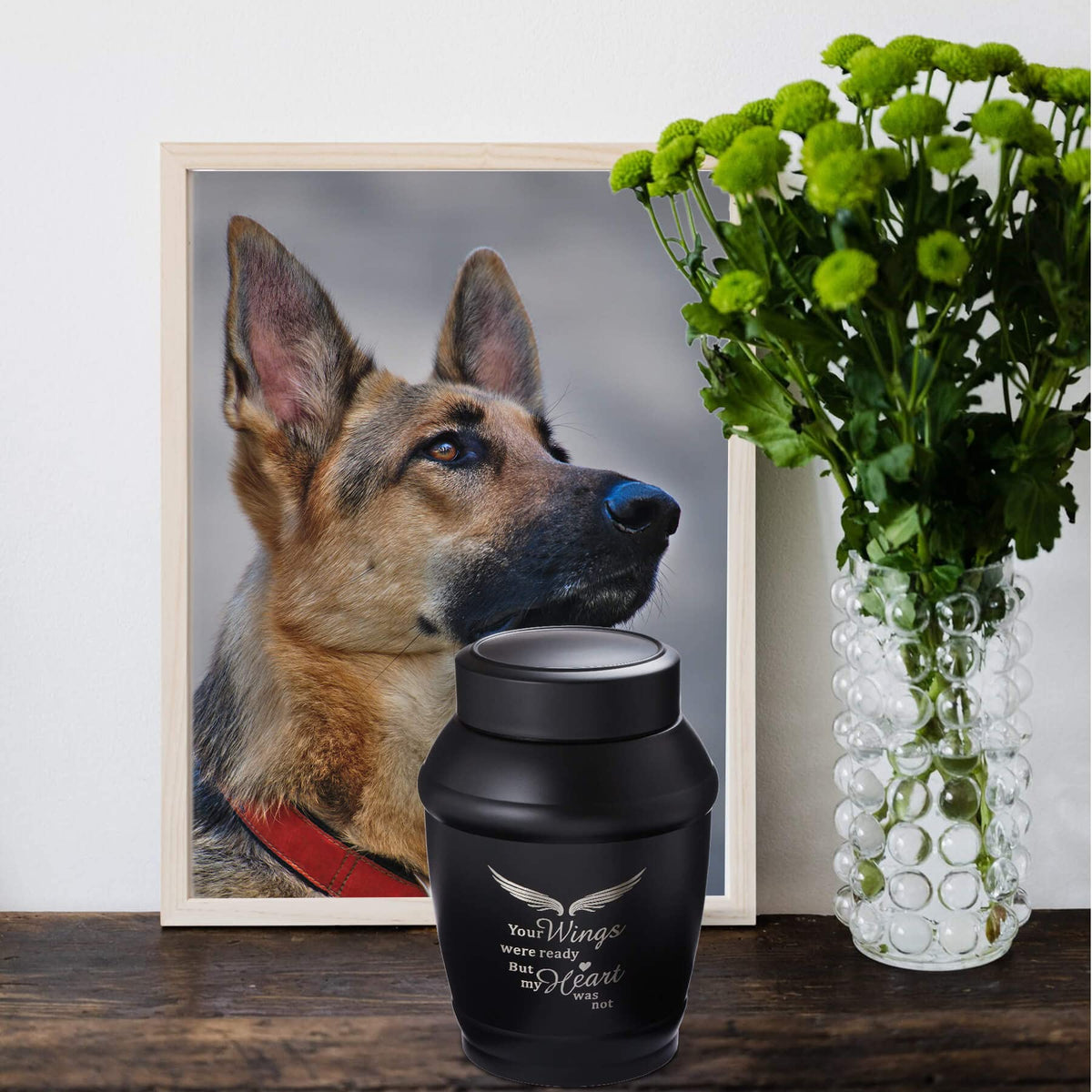 LINES ARTE remembrance-ready urn suitable for home display.