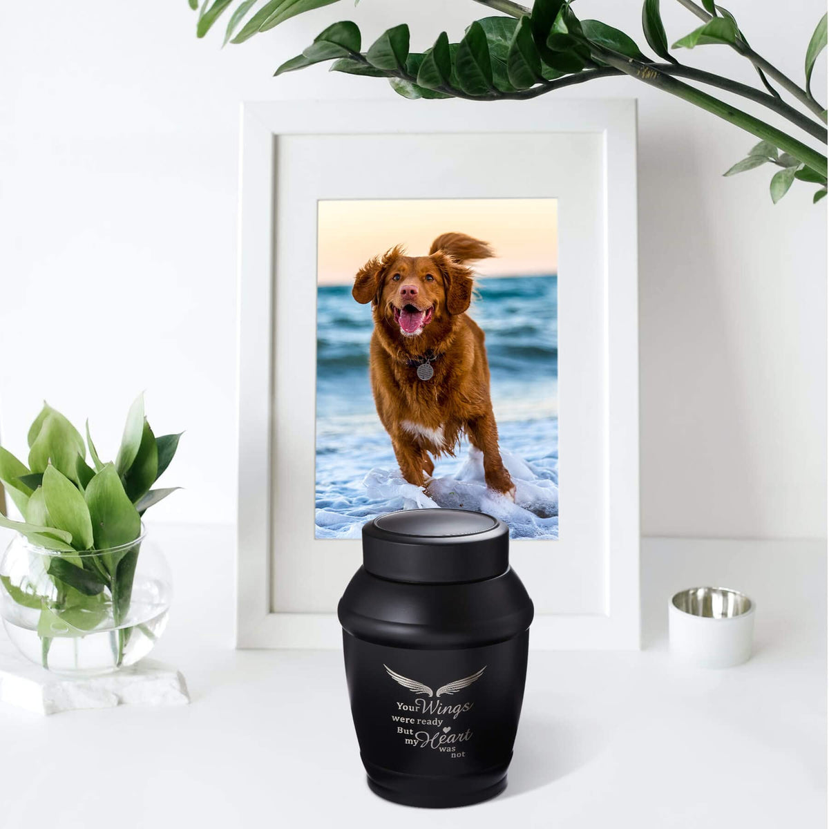 LINES ARTE compact 5.7-inch urn fits standard keepsake spaces.