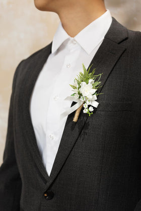 Ling's Moment boutonniere for men matches the bridal bouquet for refined coordination
