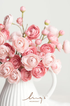 Ling's Moment ranunculus used as bouquet filler for elegant wedding decor