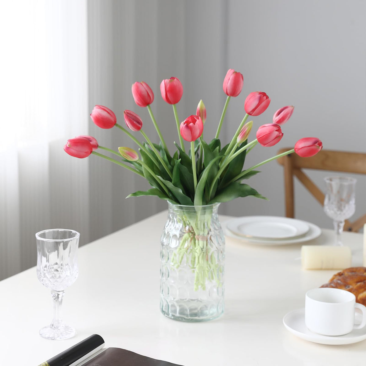 LINSIE flexible metal-wire stems allow easy bouquet shaping.