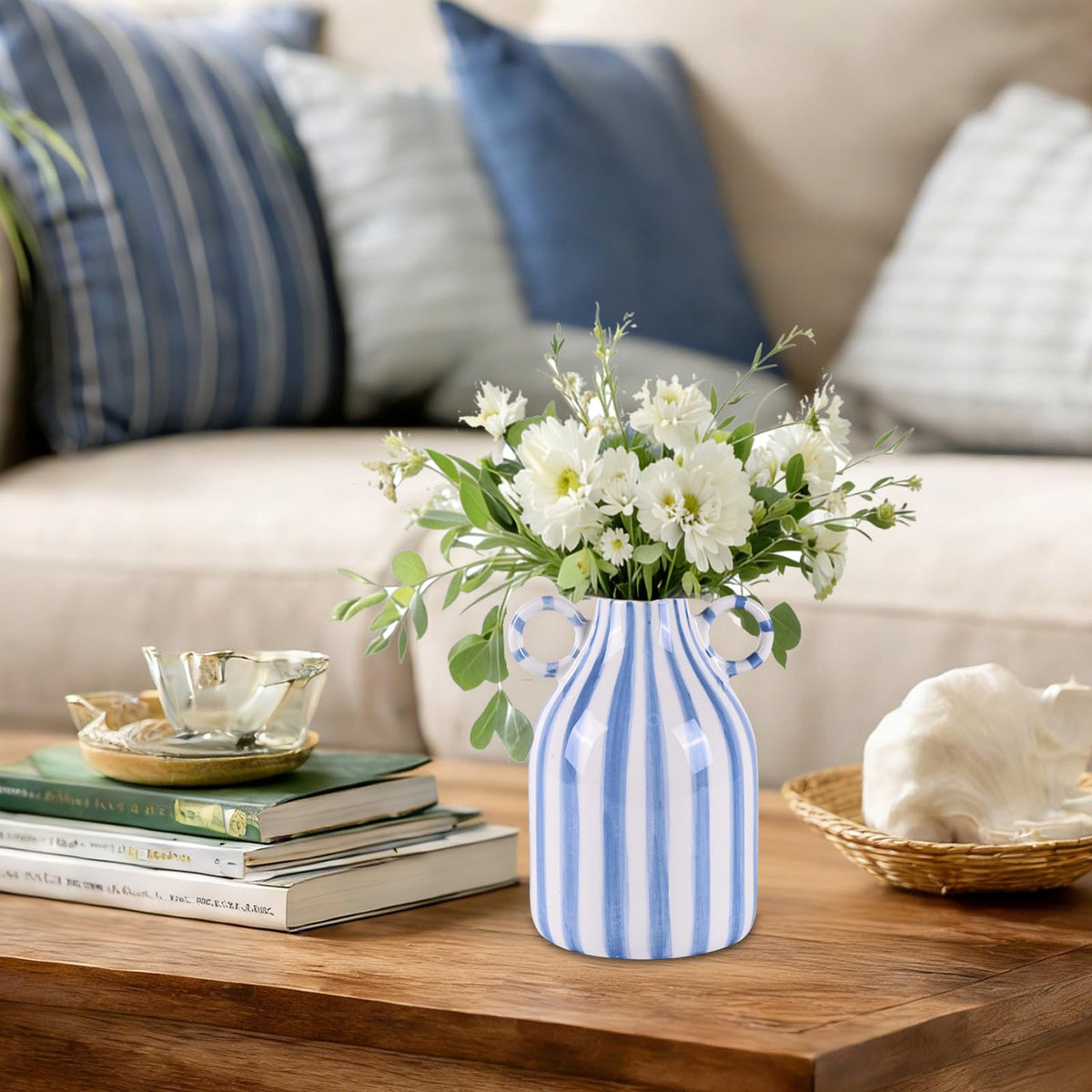 LINYTHER compact vase fits small spaces like countertops and desks.
