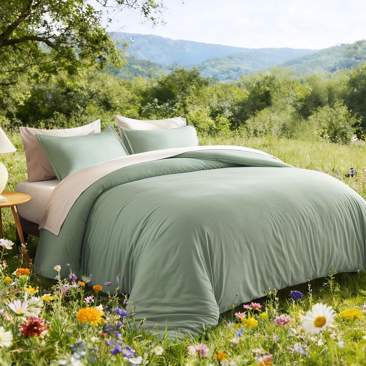 Litanika vacuum-sealed packing with puffed comforter after airing.