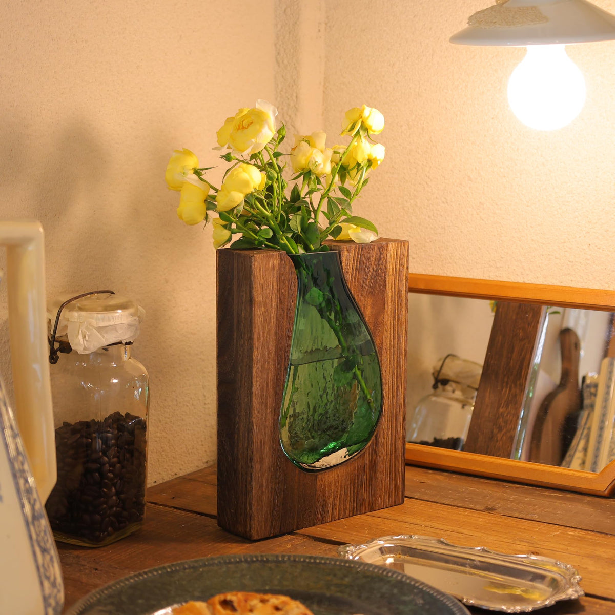 Litivy detachable-glass vase base enables easy cleaning and rearrangement.