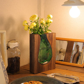 Litivy detachable-glass vase base enables easy cleaning and rearrangement.