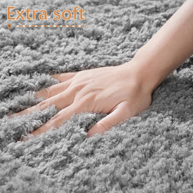 LOCHAS grey bath mat close-up highlights extra-thick microfiber for comfort