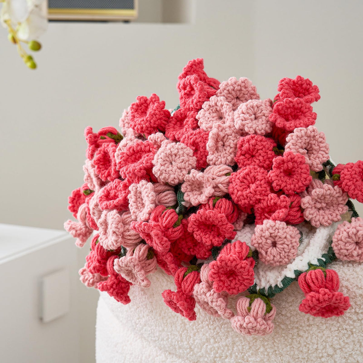 Longhui Bedding knitted rose blanket closeup reveals intricate craftsmanship.