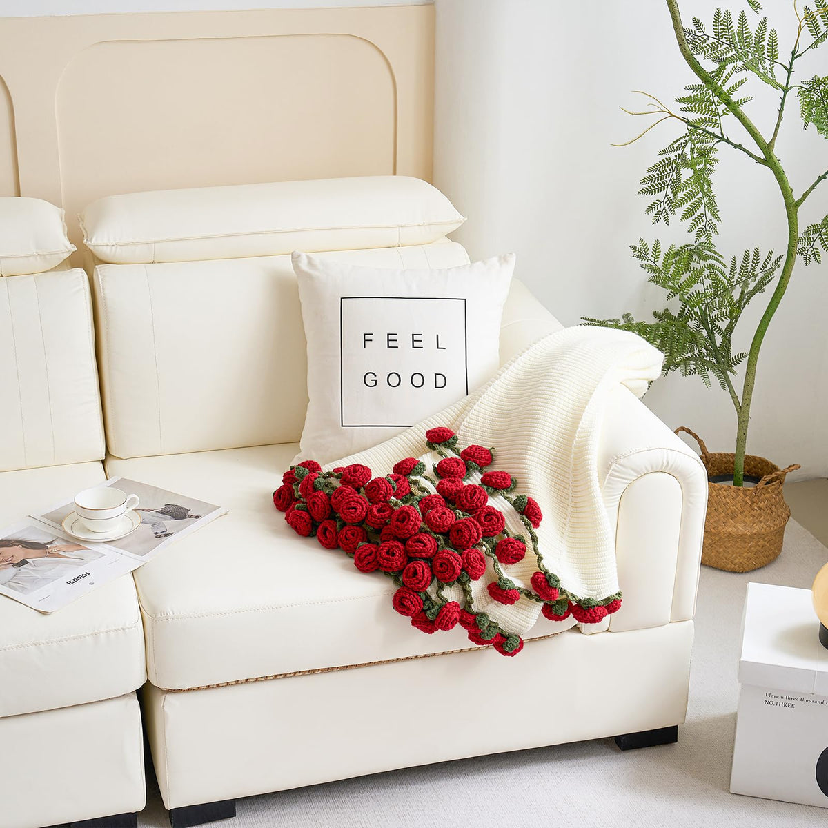 Longhui Bedding rolled bouquet demonstrates compact, reusable centerpiece potential.