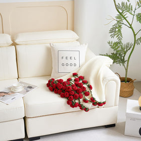 Longhui Bedding rolled bouquet demonstrates compact, reusable centerpiece potential.