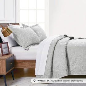 Love's cabin all-season coverlet design suits summer use and winter layering.