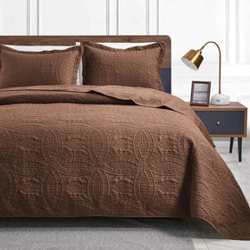 Love's cabin coin-pattern quilt for year-round style and easy coordination.