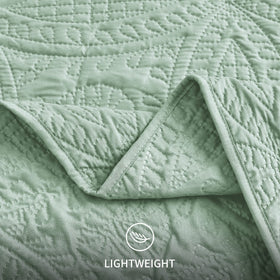 Love's cabin easy-care wash and dry quilt in sage