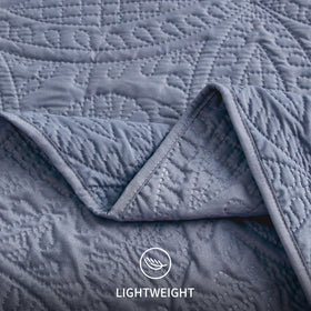 Love's cabin pet-friendly bedspread offers cozy, low-maintenance family-style living.