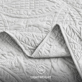 Love's cabin lightweight set is pet-friendly and easy to maintain.