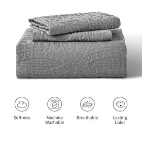 Love's cabin pet-friendly quilt withstands busy households of kids and pets.